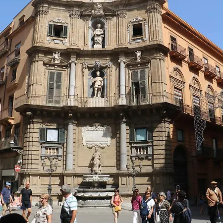Nel Centro Storico Di -lulyani House